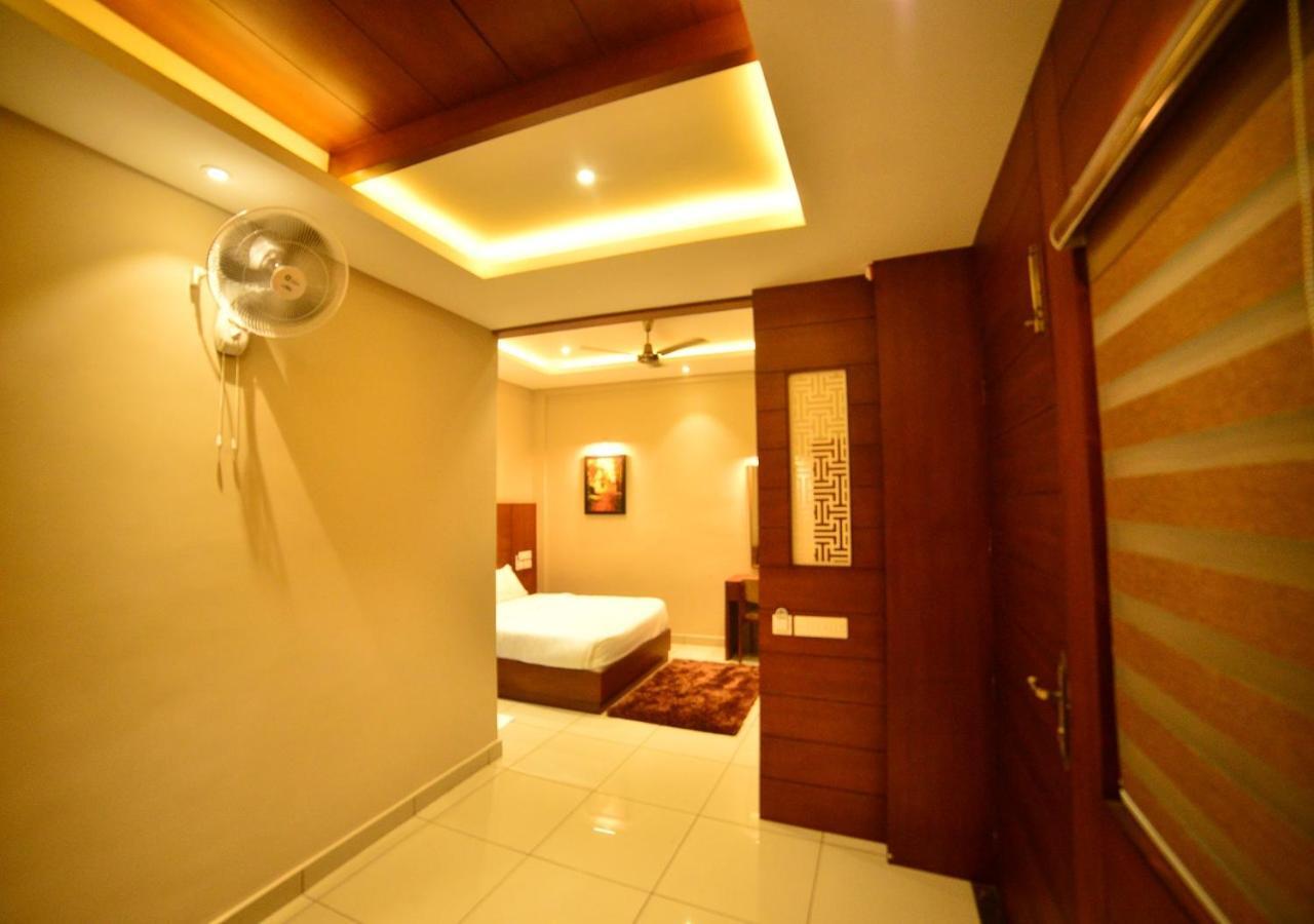 Hotel Priya Kottakkal Ngoại thất bức ảnh