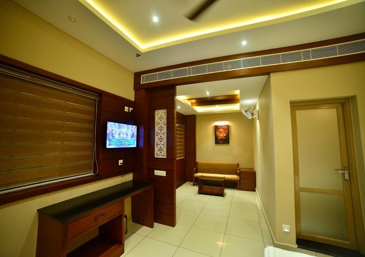 Hotel Priya Kottakkal Ngoại thất bức ảnh